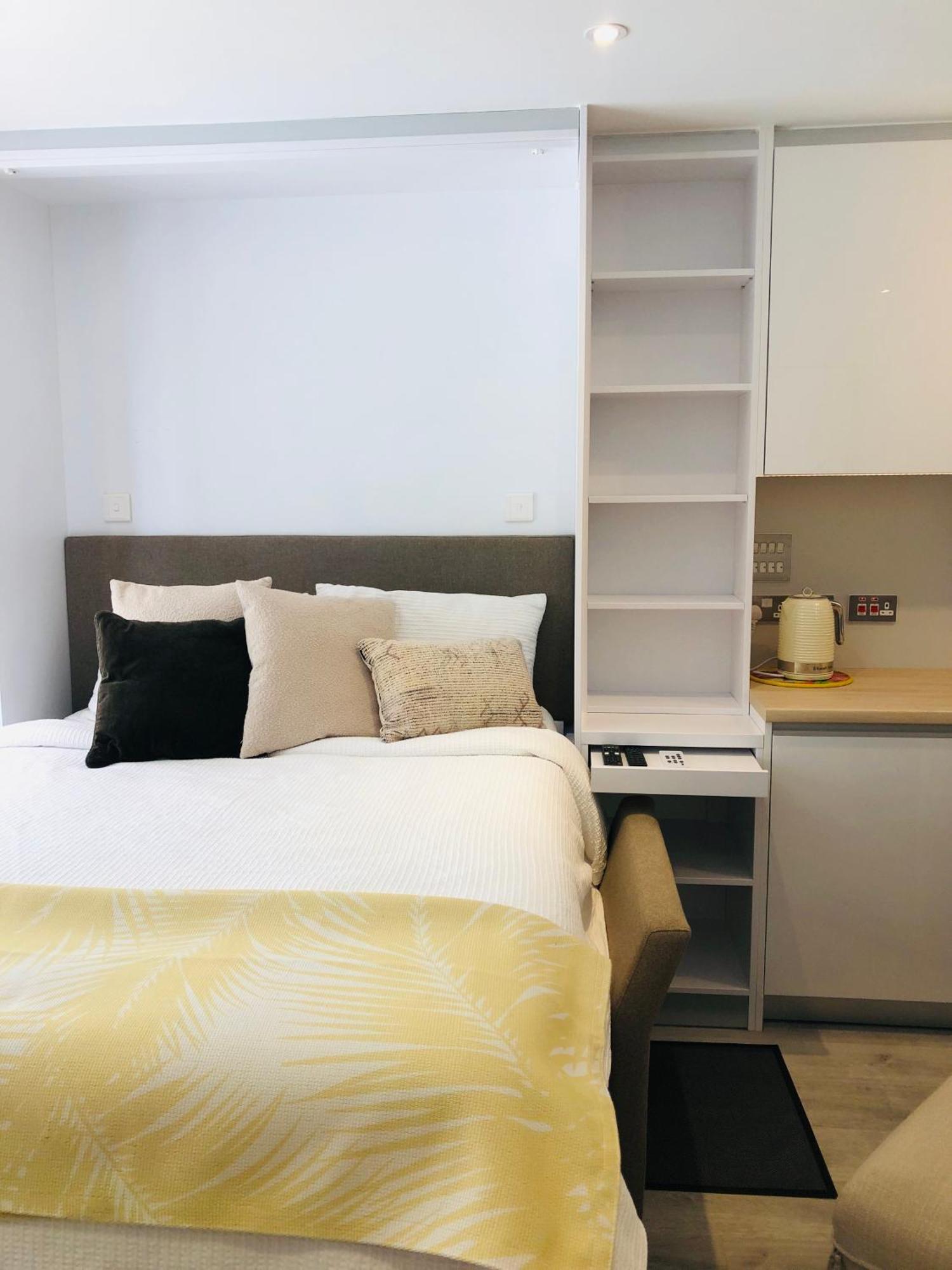 Cp High Floor Luxury Studio Sleeps 3 Гибралтар Екстериор снимка