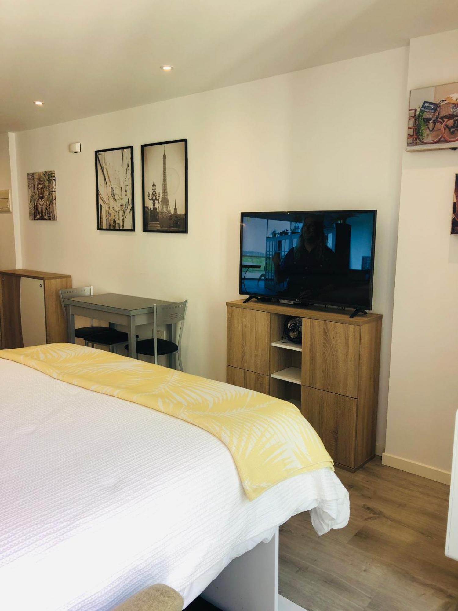 Cp High Floor Luxury Studio Sleeps 3 Гибралтар Екстериор снимка