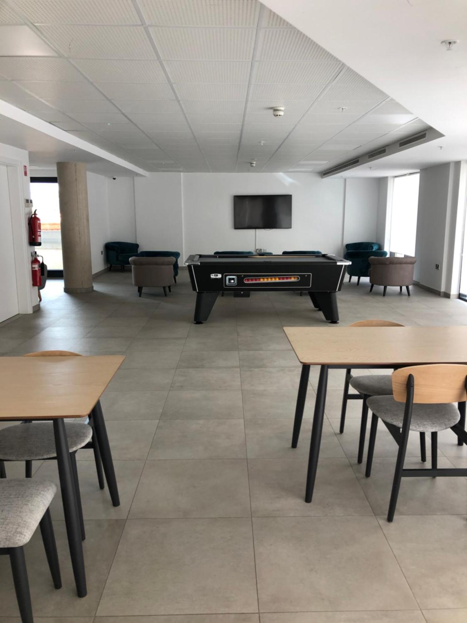 Cp High Floor Luxury Studio Sleeps 3 Гибралтар Екстериор снимка